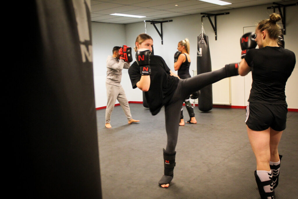 Een kickboksles speciaal voor dames - De Kickboksschool